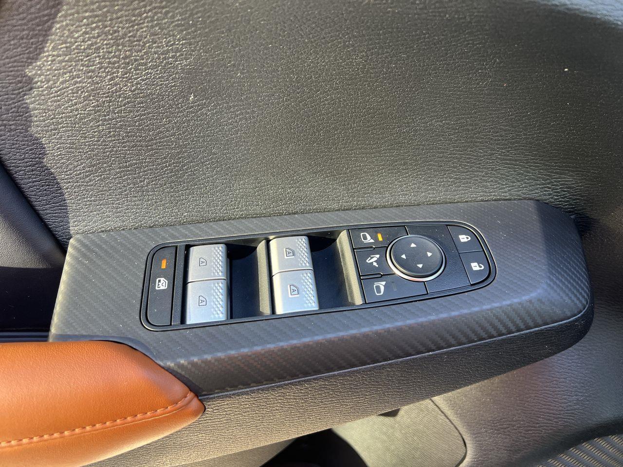2023 Mitsubishi Outlander SEL AWD, 7 PASSENGER, HEATED LEATHER SEATS, HEATED STEERING WHEEL, NAV, MOONROOF, REVERSE CAM!! Photo