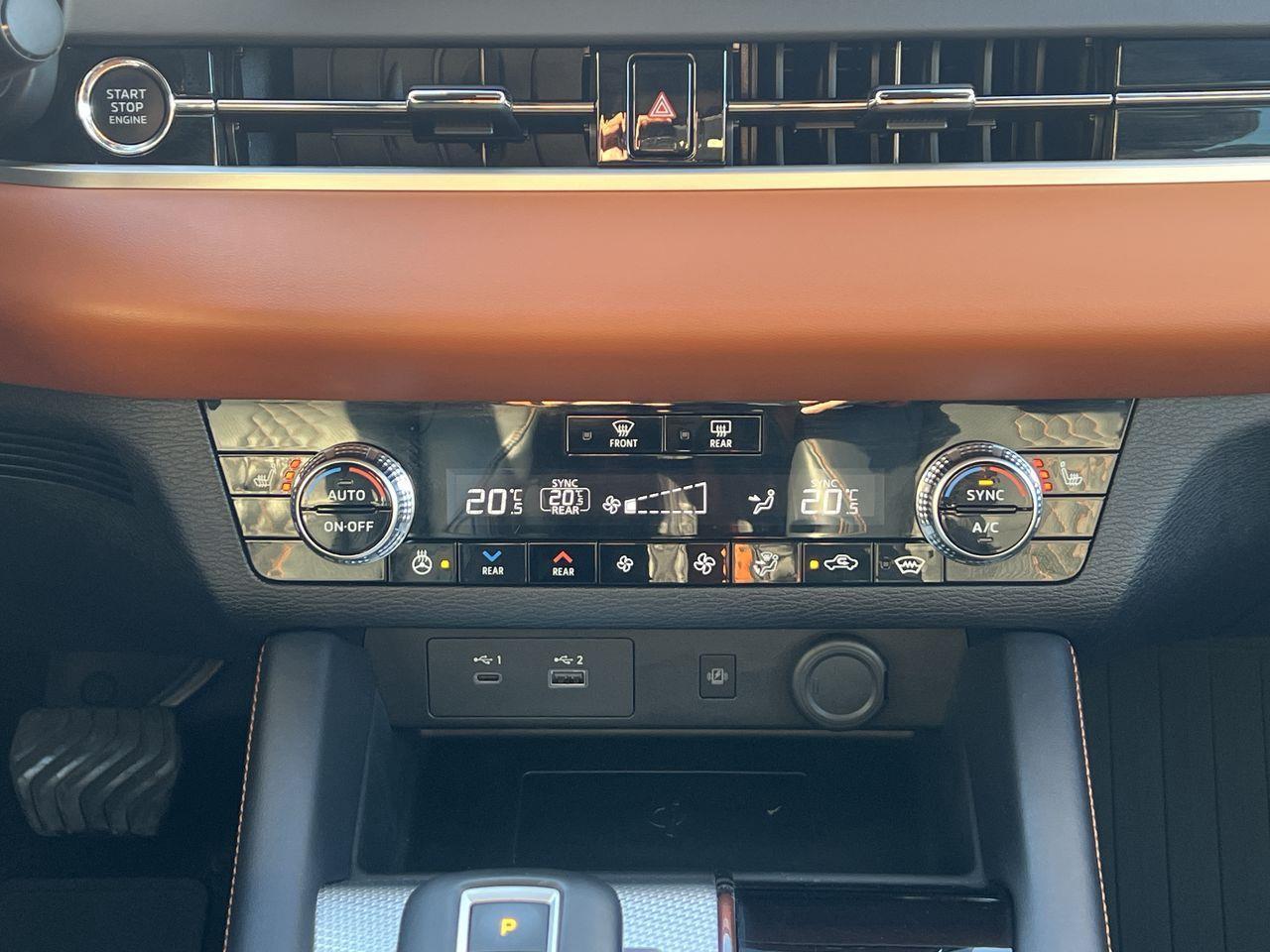 2023 Mitsubishi Outlander SEL AWD, 7 PASSENGER, HEATED LEATHER SEATS, HEATED STEERING WHEEL, NAV, MOONROOF, REVERSE CAM!! Photo