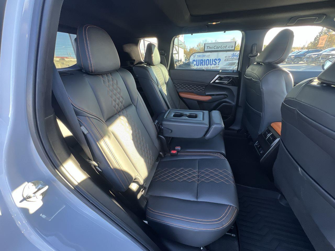 2023 Mitsubishi Outlander SEL AWD, 7 PASSENGER, HEATED LEATHER SEATS, HEATED STEERING WHEEL, NAV, MOONROOF, REVERSE CAM!! Photo