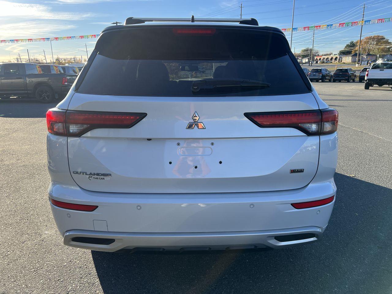 2023 Mitsubishi Outlander SEL AWD, 7 PASSENGER, HEATED LEATHER SEATS, HEATED STEERING WHEEL, NAV, MOONROOF, REVERSE CAM!! Photo