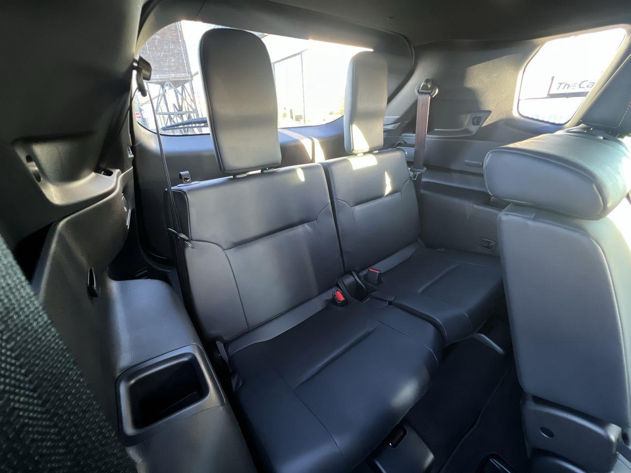 2023 Mitsubishi Outlander SEL AWD, 7 PASSENGER, HEATED LEATHER SEATS, HEATED STEERING WHEEL, NAV, MOONROOF, REVERSE CAM!! Photo