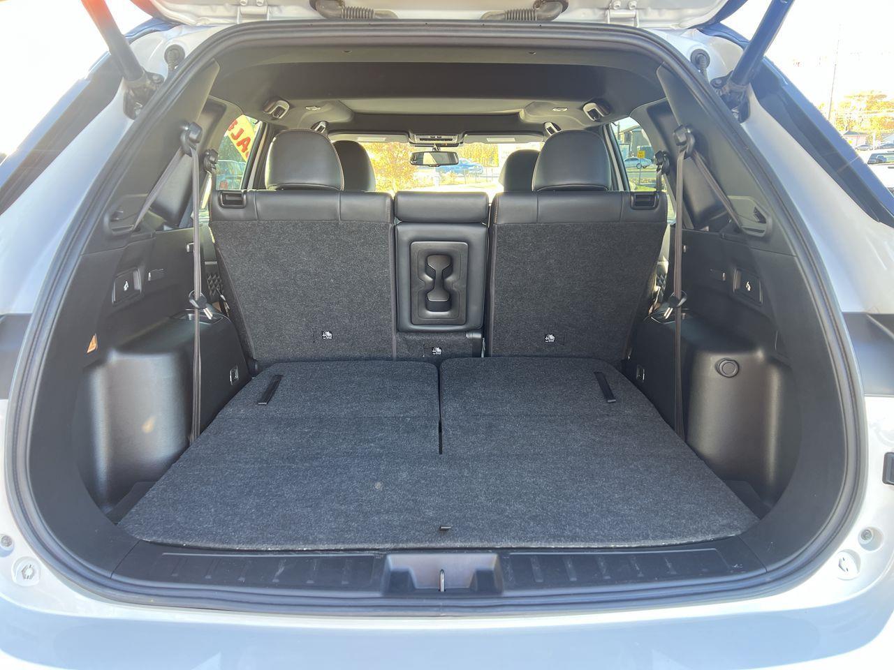 2023 Mitsubishi Outlander SEL AWD, 7 PASSENGER, HEATED LEATHER SEATS, HEATED STEERING WHEEL, NAV, MOONROOF, REVERSE CAM!! Photo