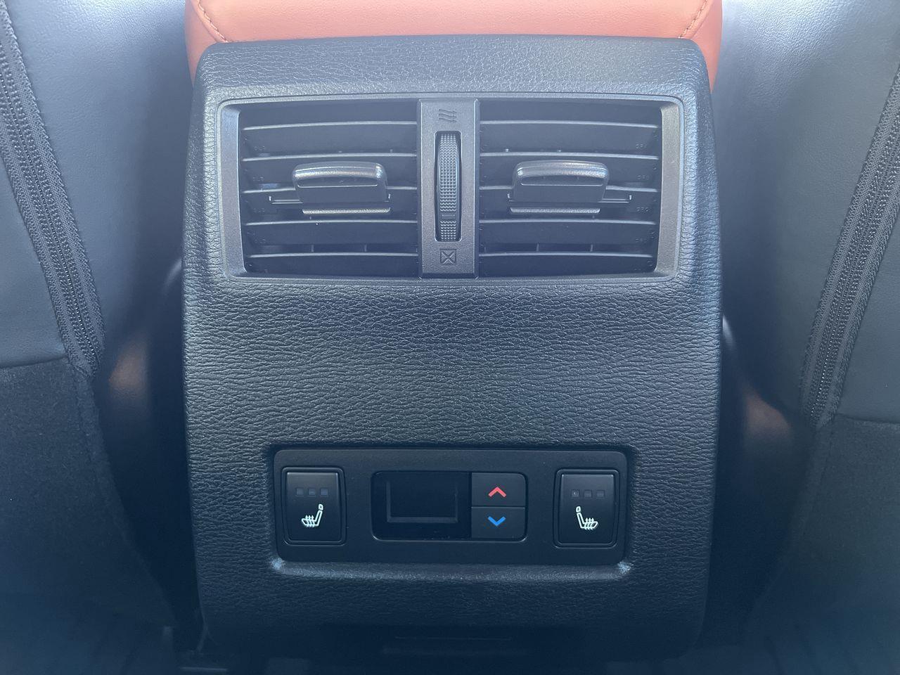 2023 Mitsubishi Outlander SEL AWD, 7 PASSENGER, HEATED LEATHER SEATS, HEATED STEERING WHEEL, NAV, MOONROOF, REVERSE CAM!! Photo