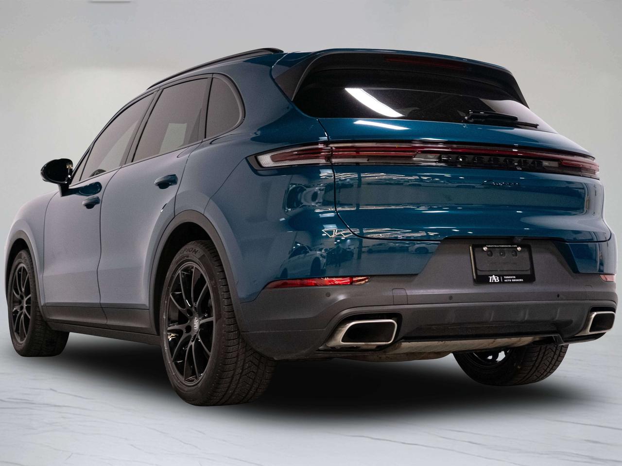 2024 Porsche Cayenne PREMIUM PLUS | DOUBLE DISPLAY | BURMESTER | 20 IN Photo