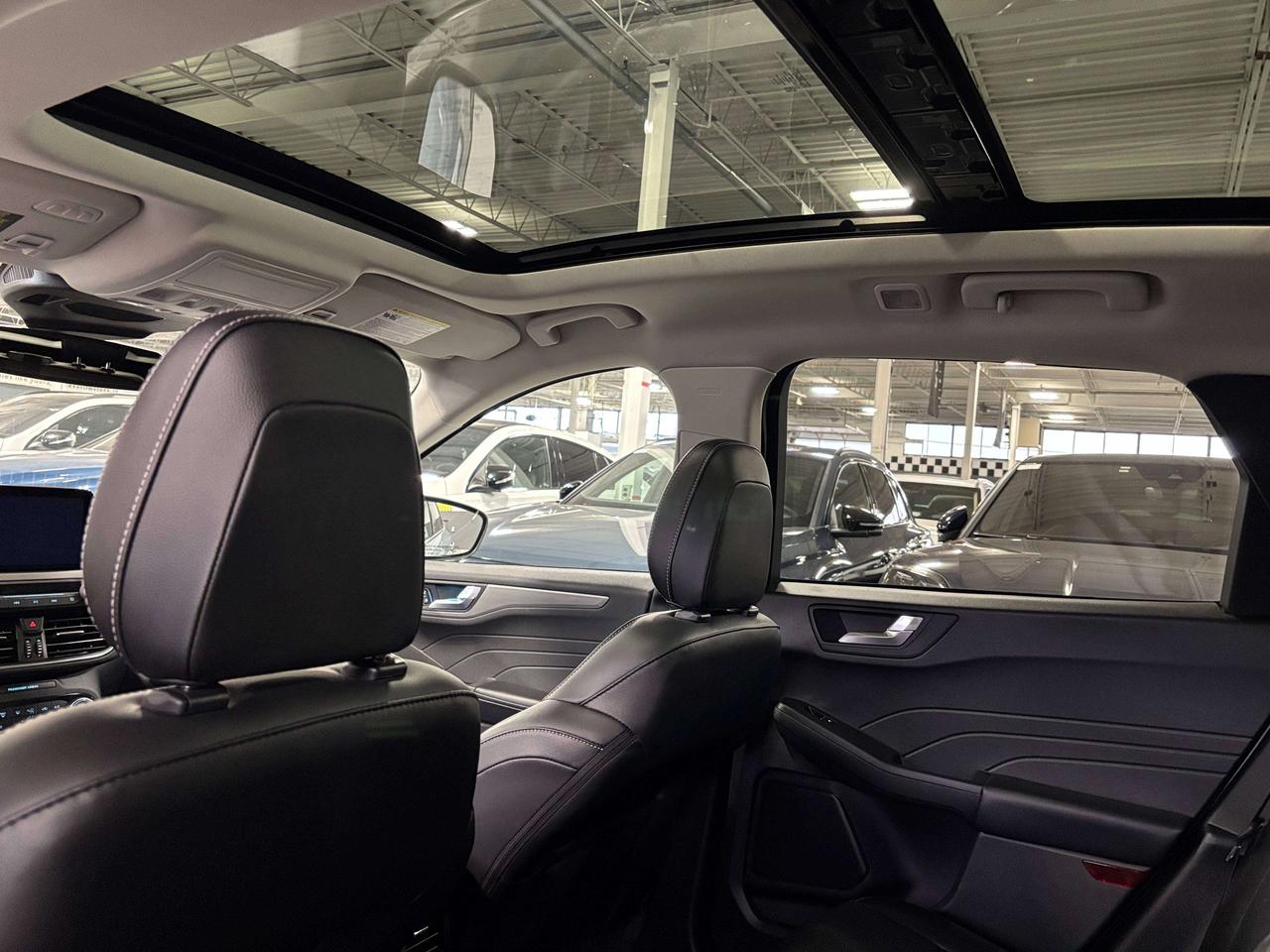2022 Ford Escape Titanium Hybrid|4WD|NAV|SUNROOF|LEATHER|SAFETYTECH Photo