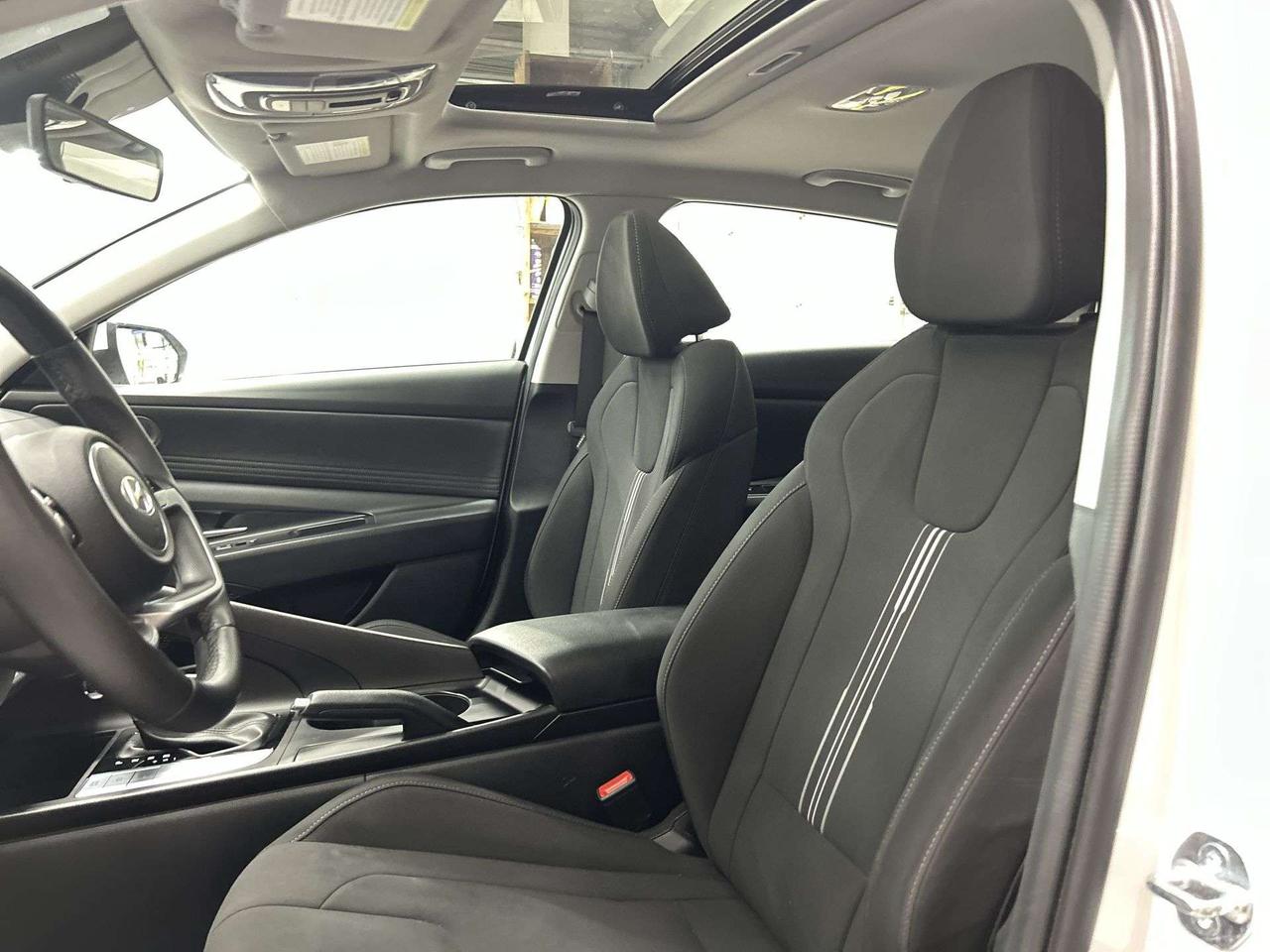 2025 Hyundai Elantra PREFERRED TECH | SUNROOF | HTD SEATS | CARPLAY Photo