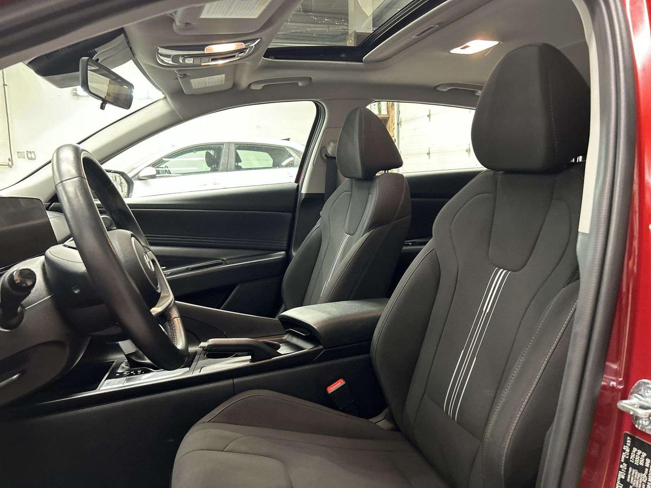 2025 Hyundai Elantra PREFERRED TECH | SUNROOF | HTD SEATS | CARPLAY Photo