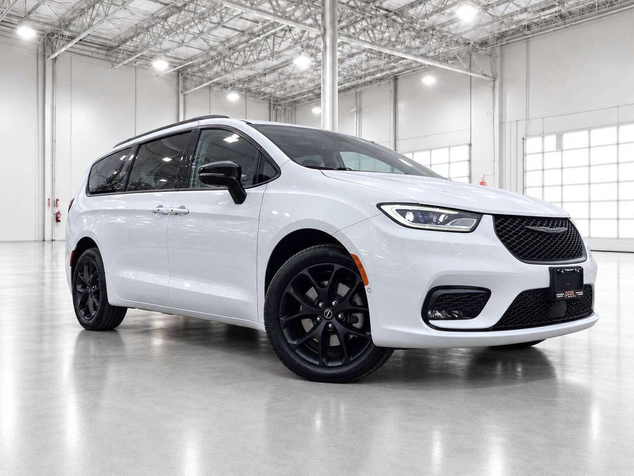 2026 Chrysler Pacifica Limited S App | TheatreGroup | SafetySphere | AWD Photo