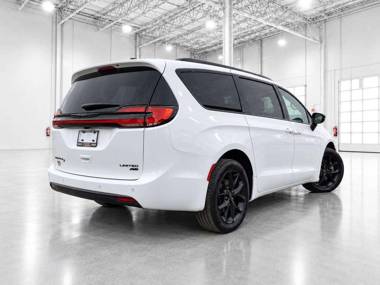 2026 Chrysler Pacifica Limited S App | TheatreGroup | SafetySphere | AWD Photo