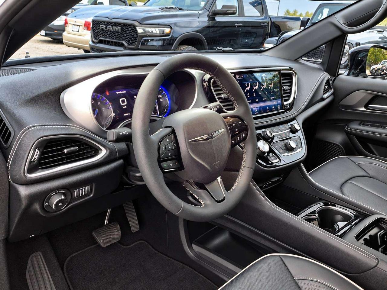 2026 Chrysler Pacifica Limited S App | TheatreGroup | SafetySphere | AWD Photo