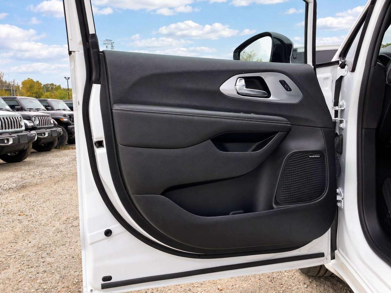2026 Chrysler Pacifica Limited S App | TheatreGroup | SafetySphere | AWD Photo