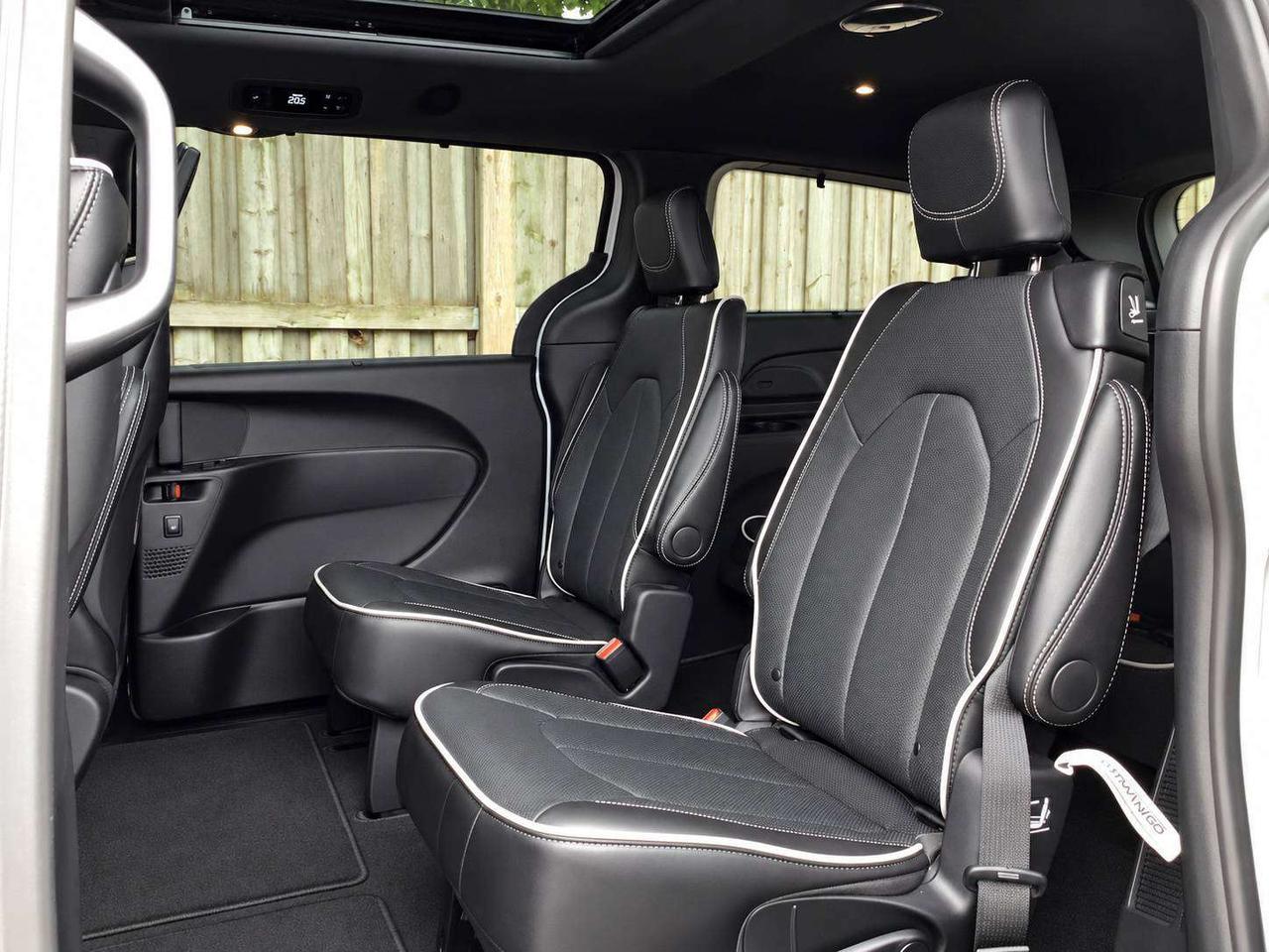 2026 Chrysler Pacifica Limited S App | TheatreGroup | SafetySphere | AWD Photo