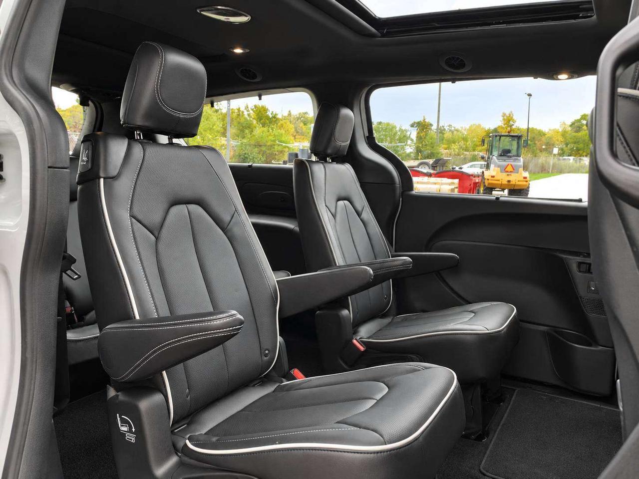 2026 Chrysler Pacifica Limited S App | TheatreGroup | SafetySphere | AWD Photo
