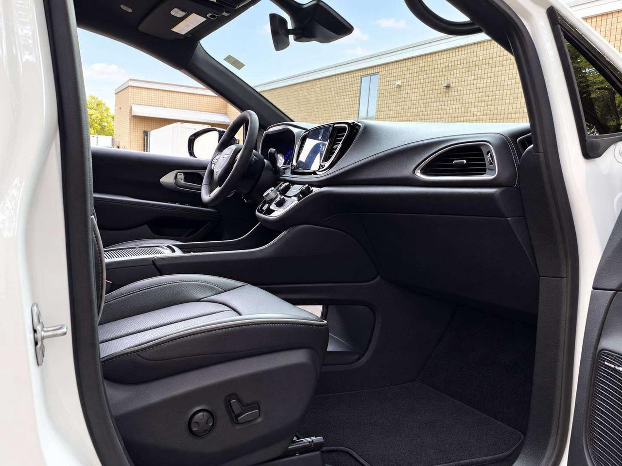 2026 Chrysler Pacifica Limited S App | TheatreGroup | SafetySphere | AWD Photo