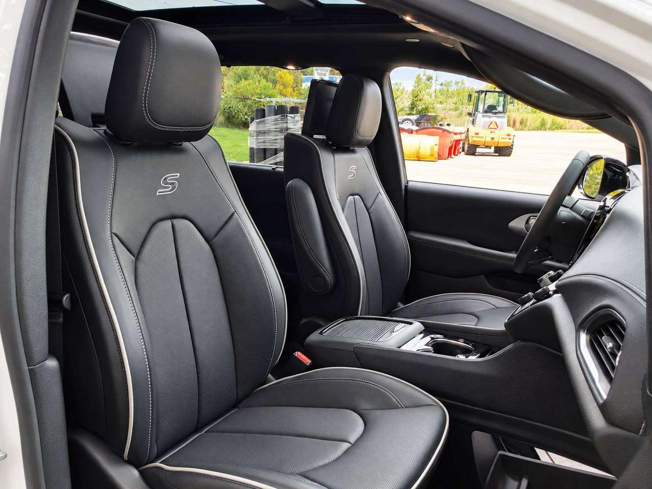 2026 Chrysler Pacifica Limited S App | TheatreGroup | SafetySphere | AWD Photo