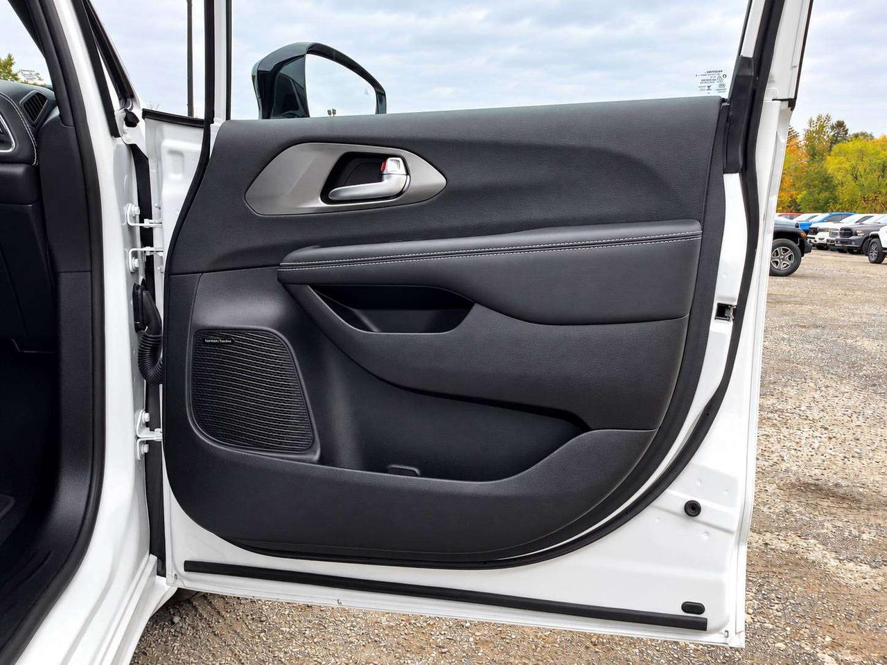 2026 Chrysler Pacifica Limited S App | TheatreGroup | SafetySphere | AWD Photo
