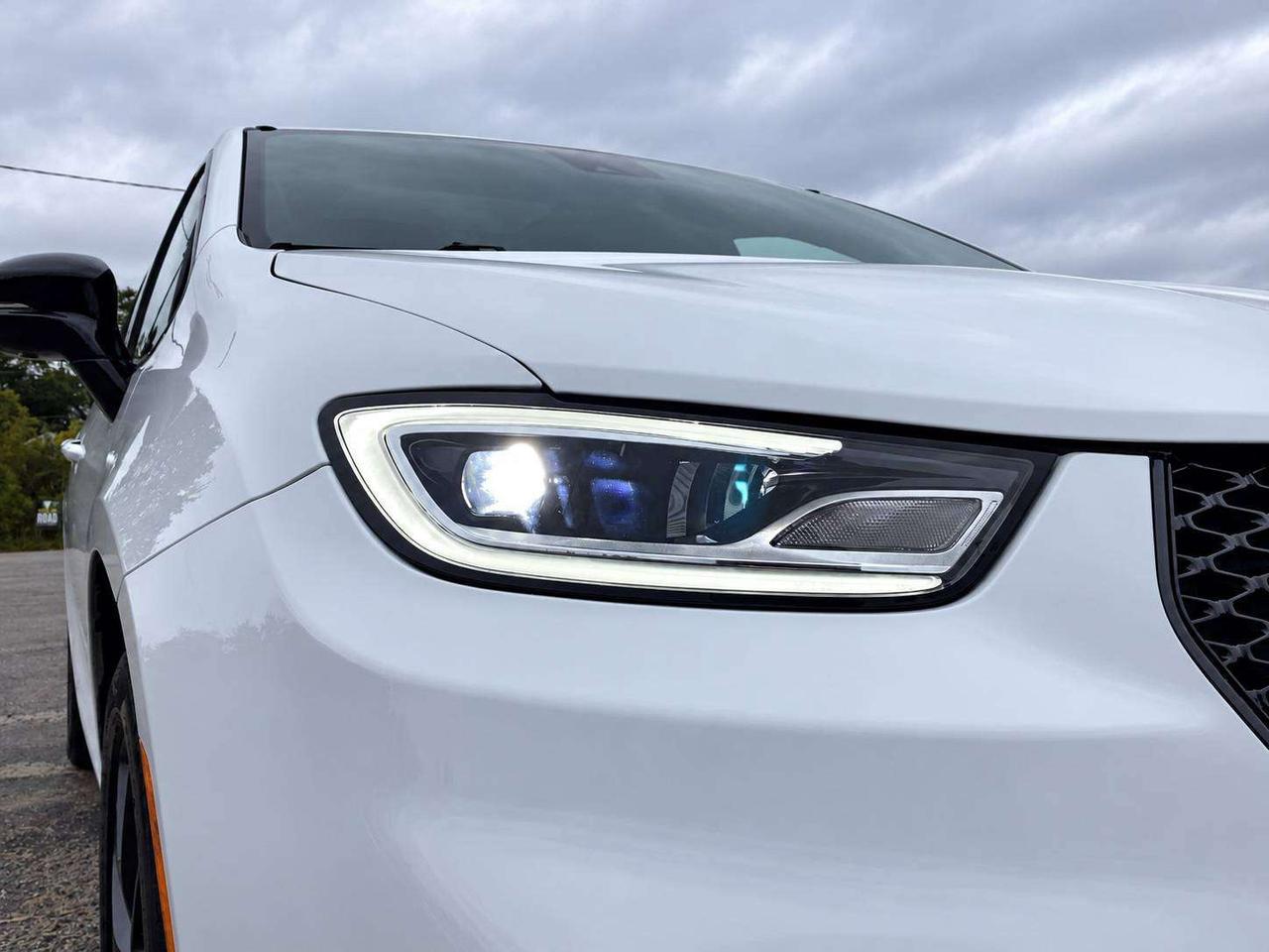 2026 Chrysler Pacifica Limited S App | TheatreGroup | SafetySphere | AWD Photo