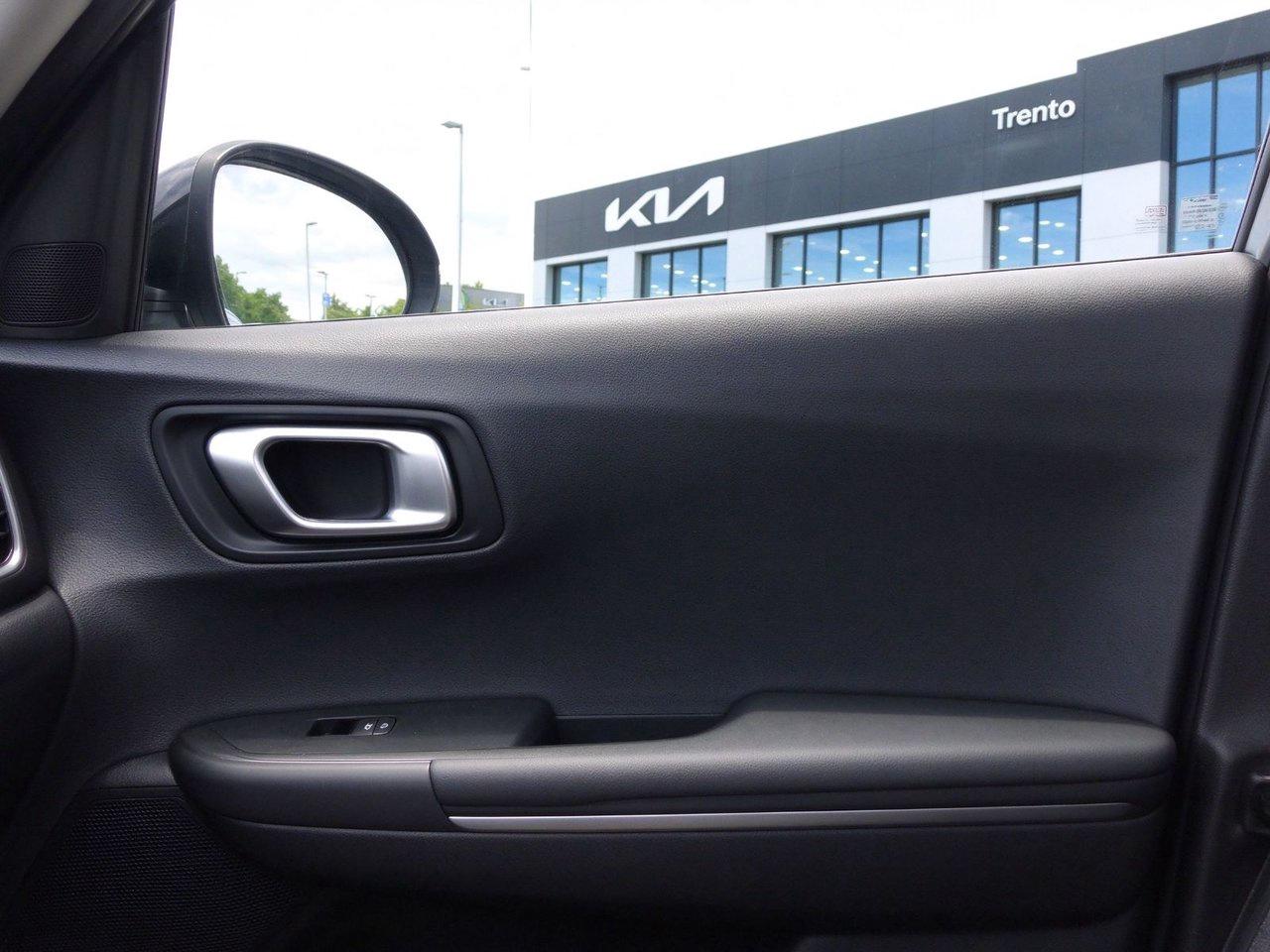 2023 Kia NIRO LX Photo