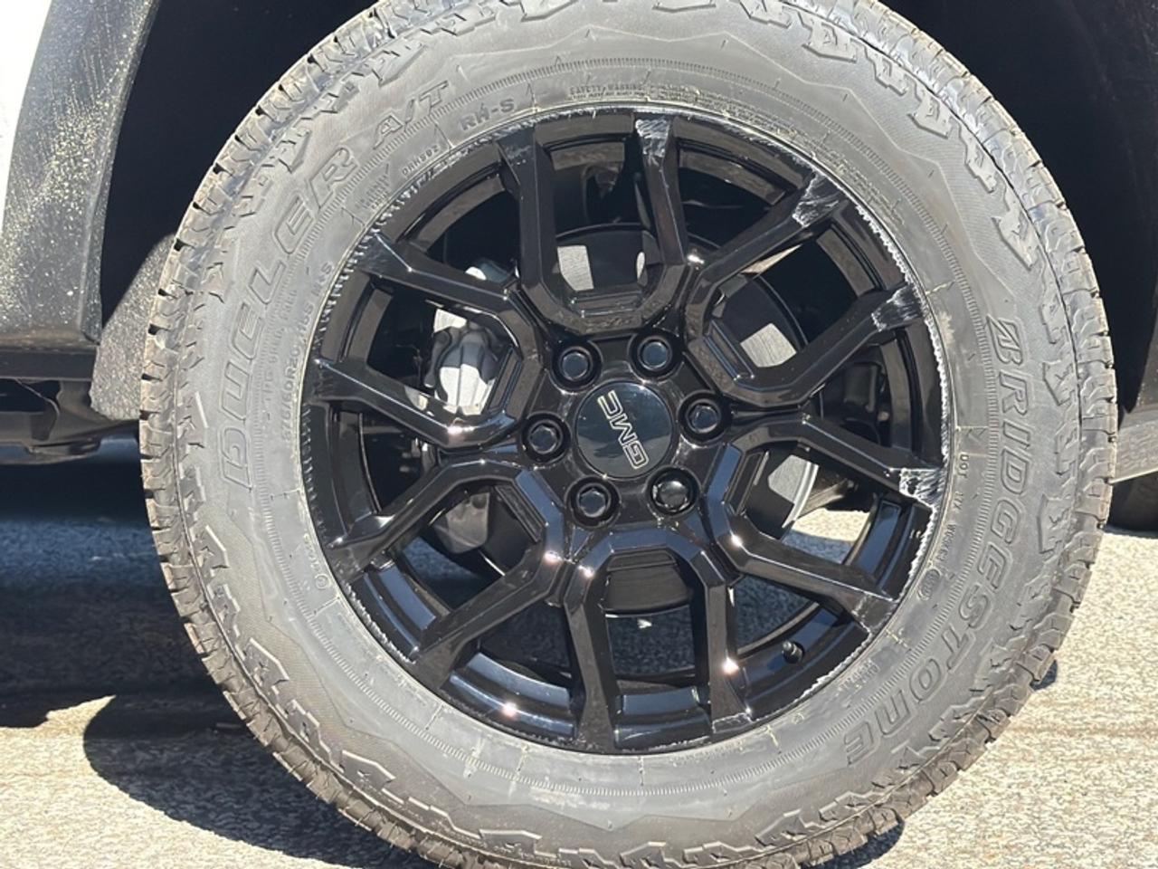 2026 GMC Canyon AT4   TECHNOLOGY PLUS | SUNROOF | BOSE | HEAD-UP DISPLAY | 20" BLACK WHEELS Photo