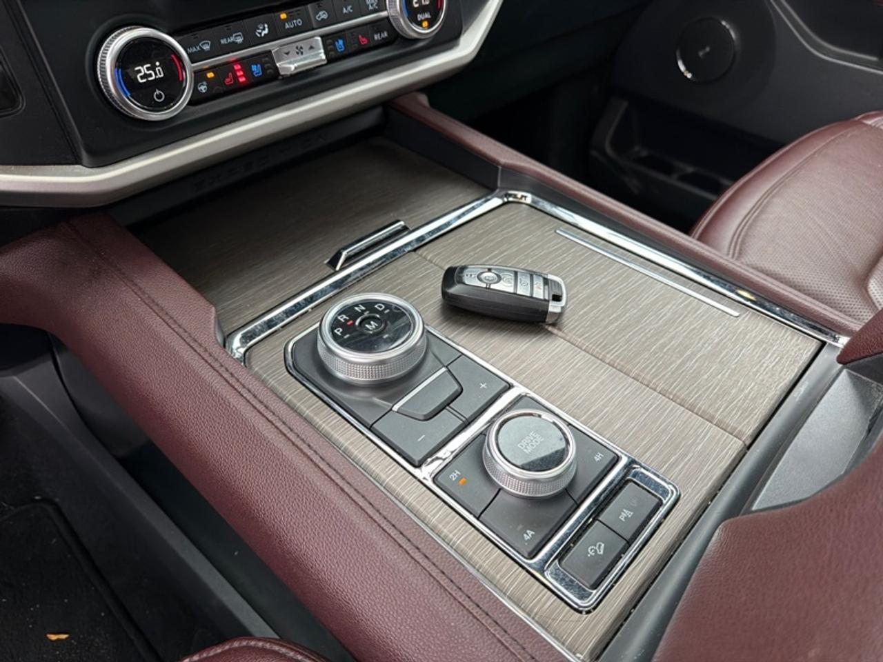 2024 Ford Expedition Limited  PANO ROOF|7 PASS|PREMIUM AUDIO Photo