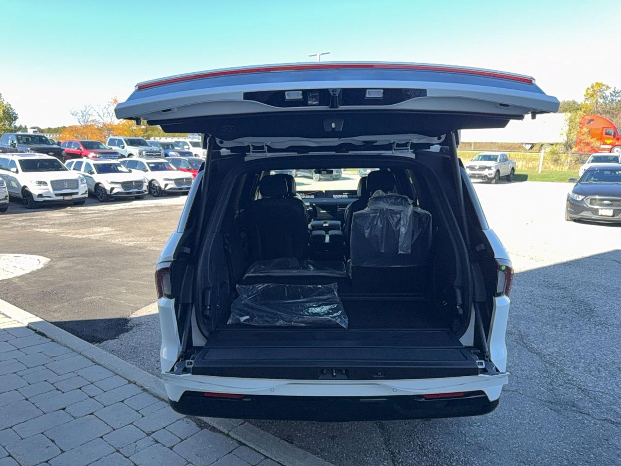 2027 Lincoln Navigator JET BLACK PKG, PANO ROOF, POWER BOARDS, BLUECRUISE Photo3