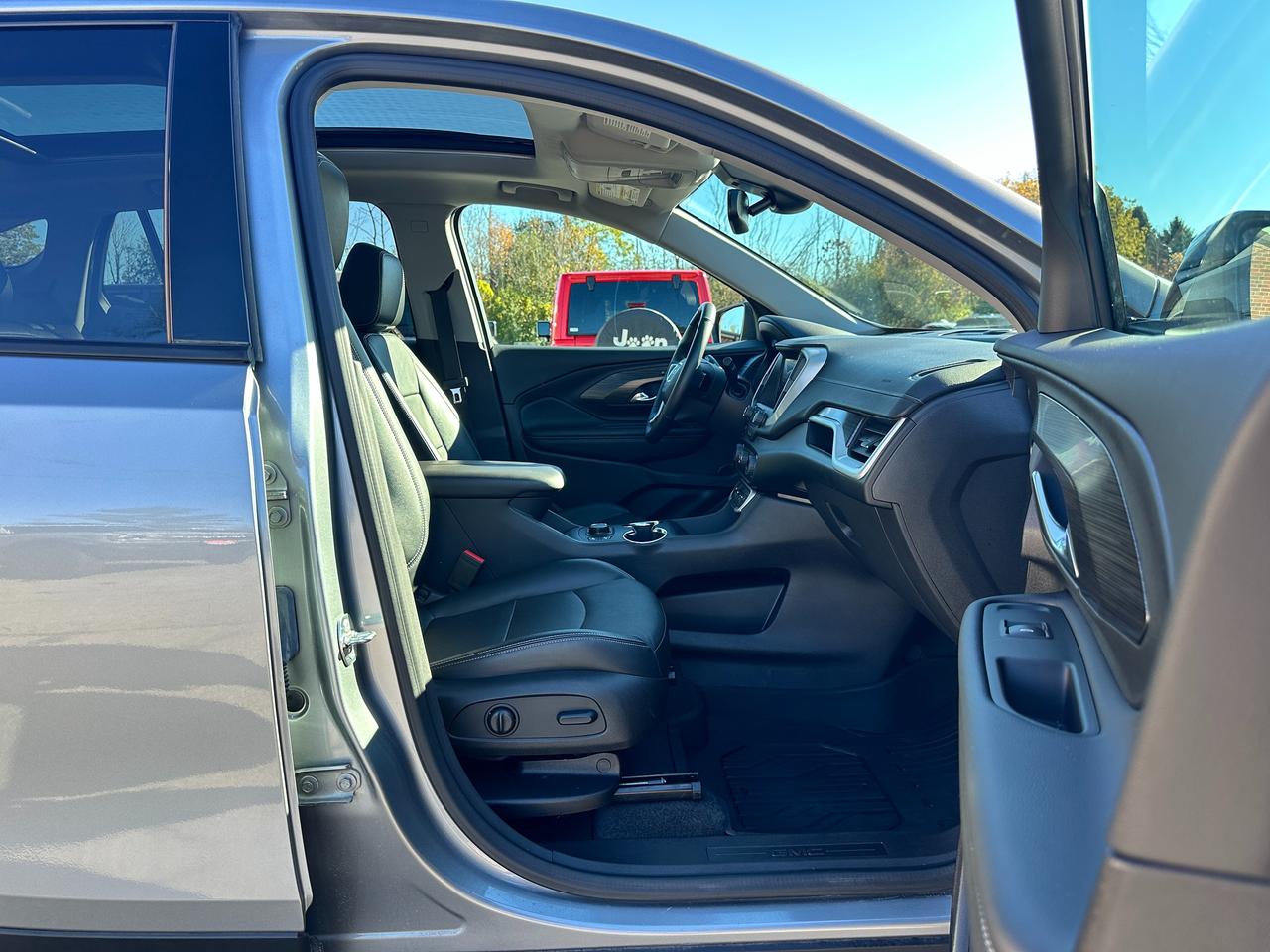 2024 GMC Terrain SLT ELEV. AWD HTD-LTHR PanoRoof XM PowerGate RvCam Photo