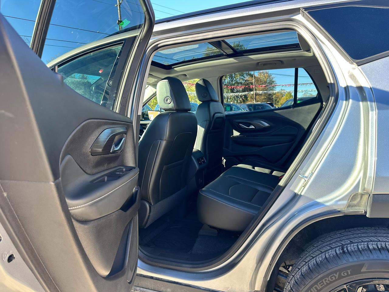 2024 GMC Terrain SLT ELEV. AWD HTD-LTHR PanoRoof XM PowerGate RvCam Photo