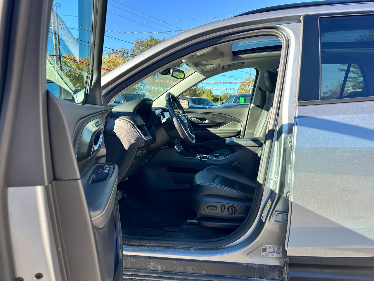 2024 GMC Terrain SLT ELEV. AWD HTD-LTHR PanoRoof XM PowerGate RvCam Photo