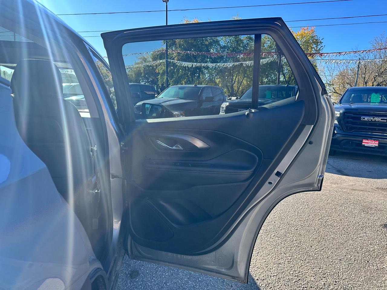 2024 GMC Terrain SLT ELEV. AWD HTD-LTHR PanoRoof XM PowerGate RvCam Photo