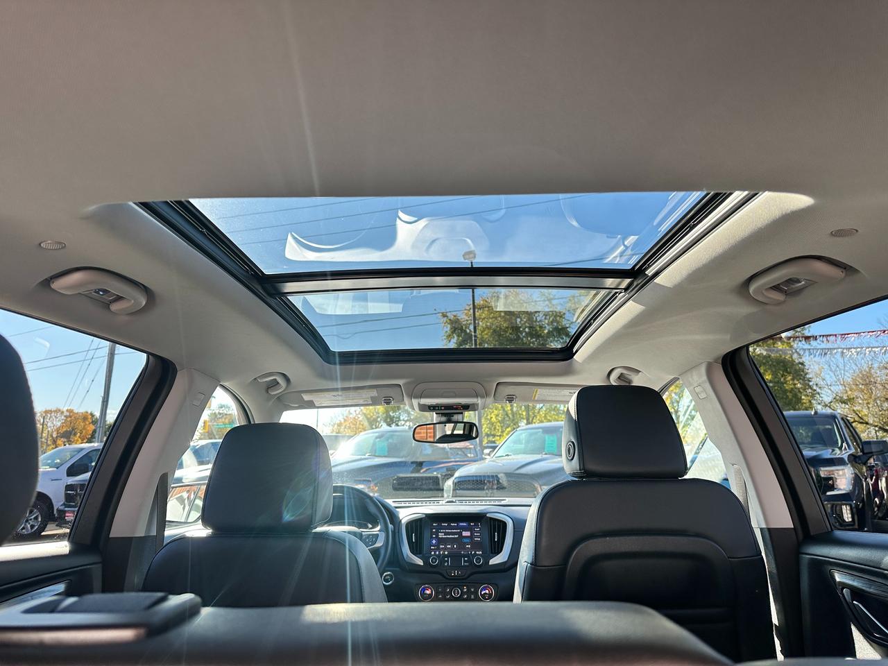 2024 GMC Terrain SLT ELEV. AWD HTD-LTHR PanoRoof XM PowerGate RvCam Photo