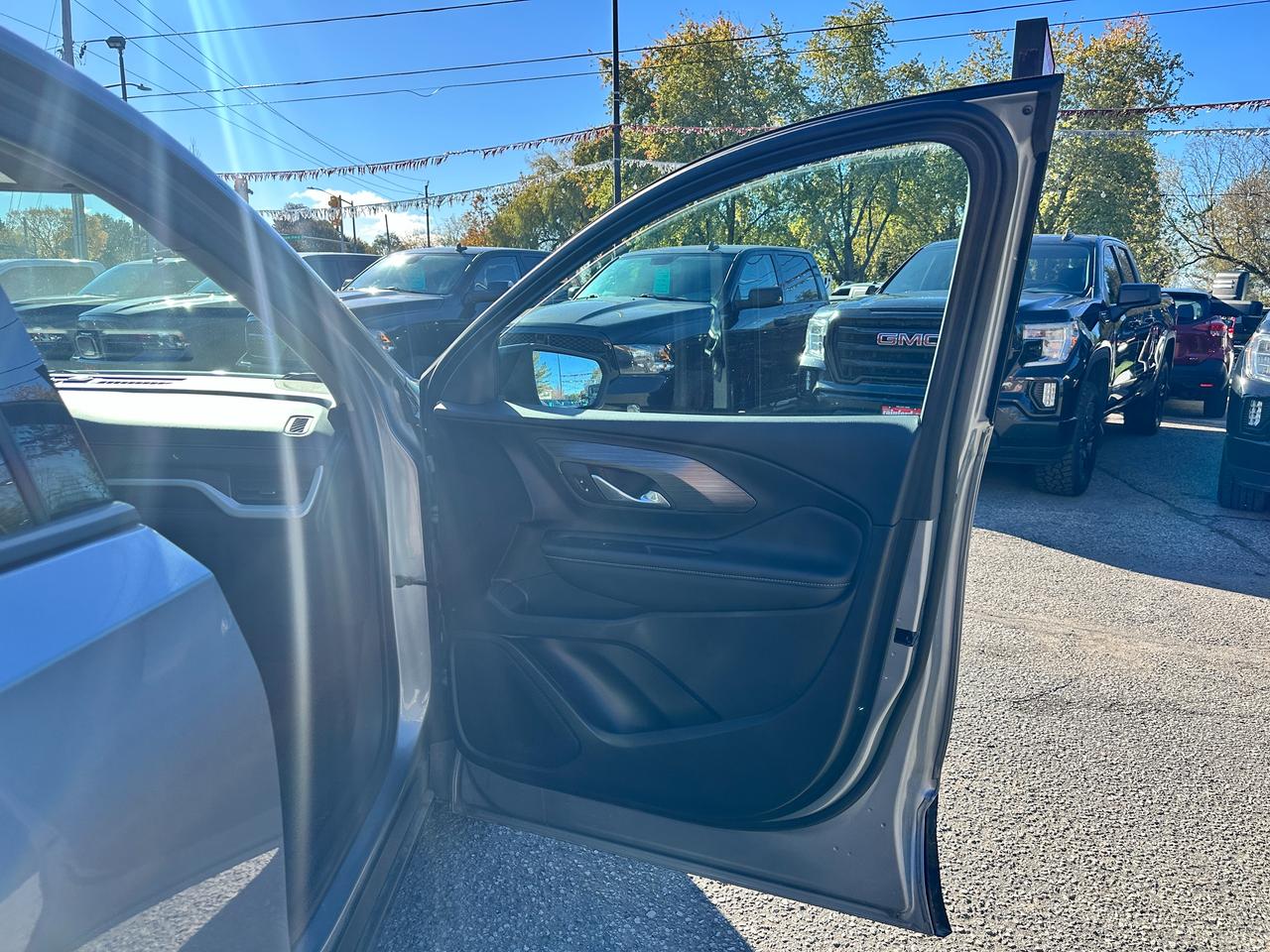 2024 GMC Terrain SLT ELEV. AWD HTD-LTHR PanoRoof XM PowerGate RvCam Photo