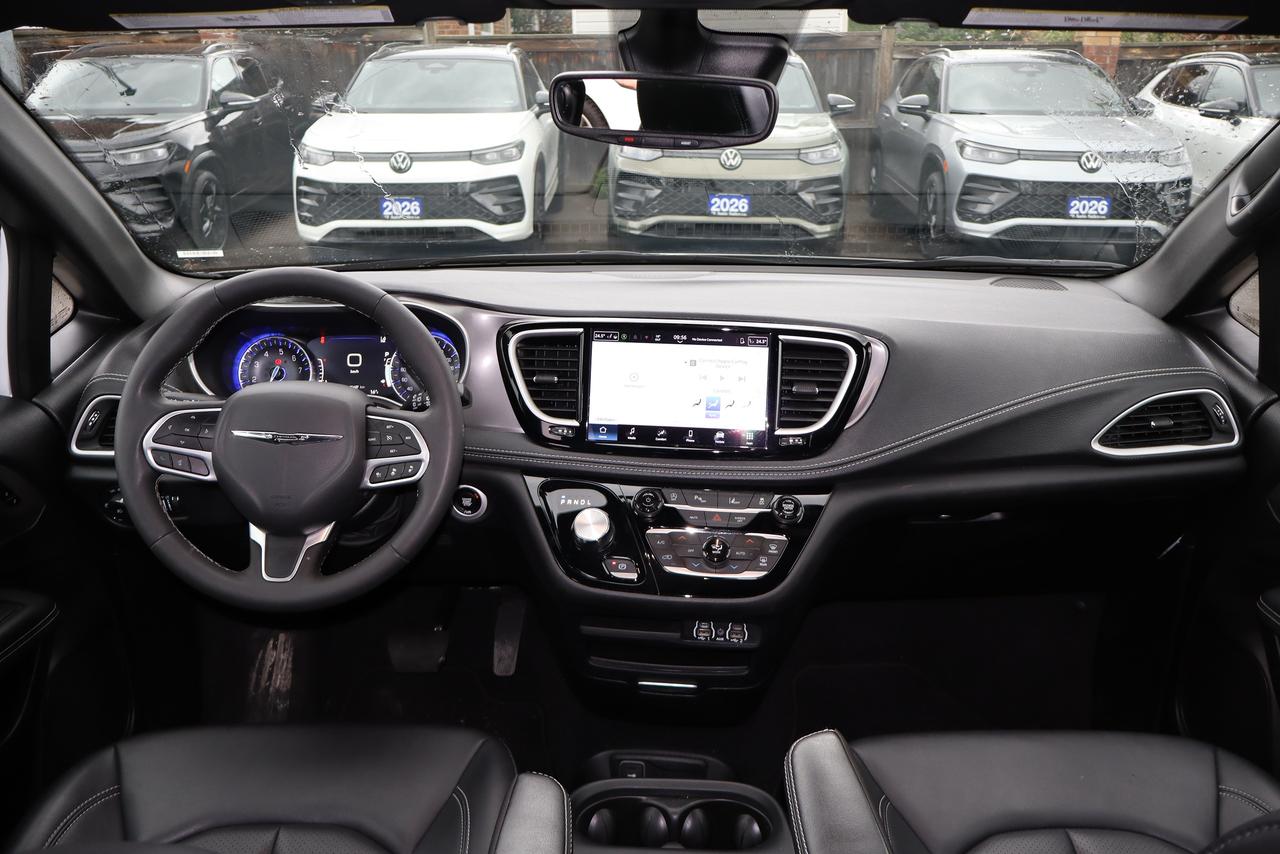 2025 Chrysler Pacifica Select FWD Photo