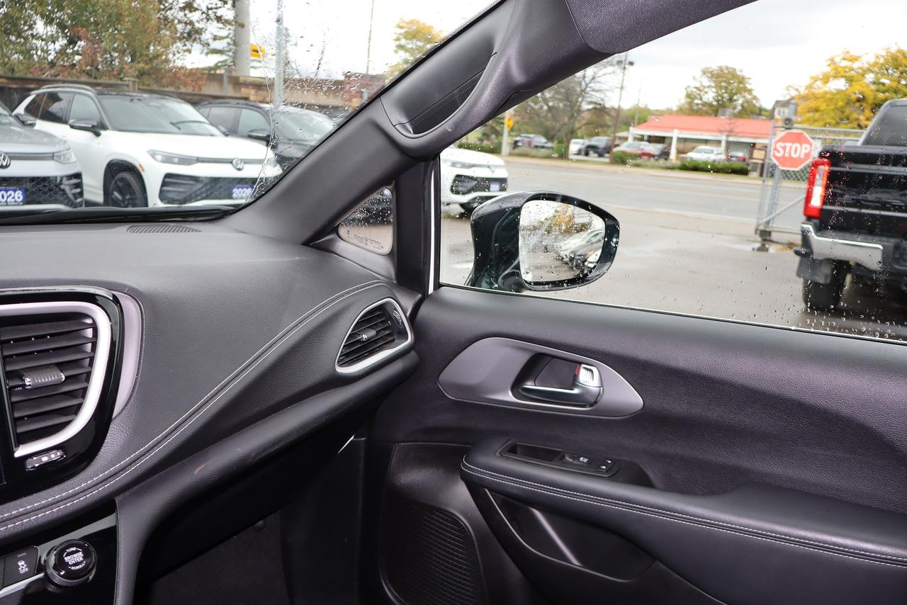 2025 Chrysler Pacifica Select FWD Photo