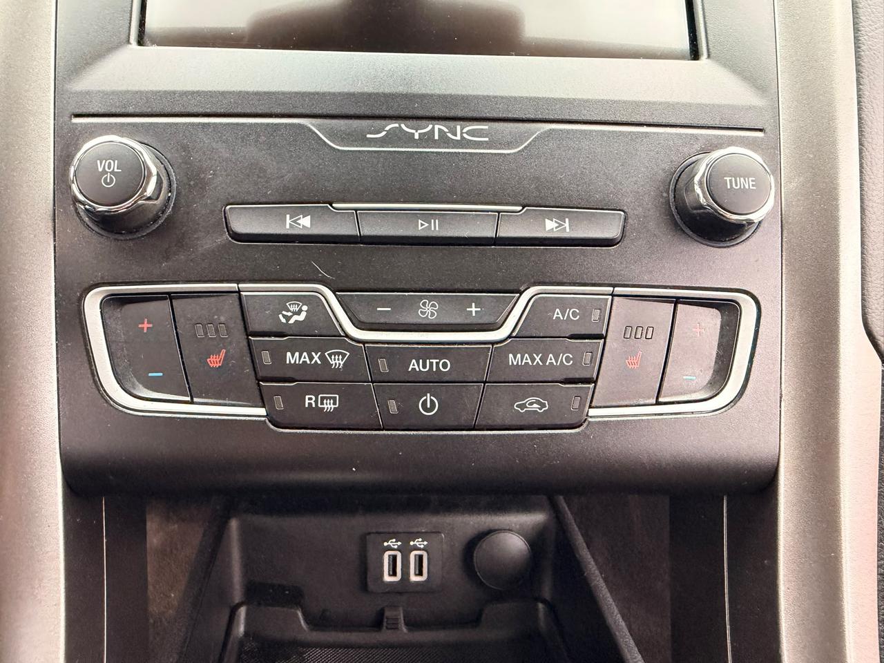 2020 Ford Fusion SE Photo