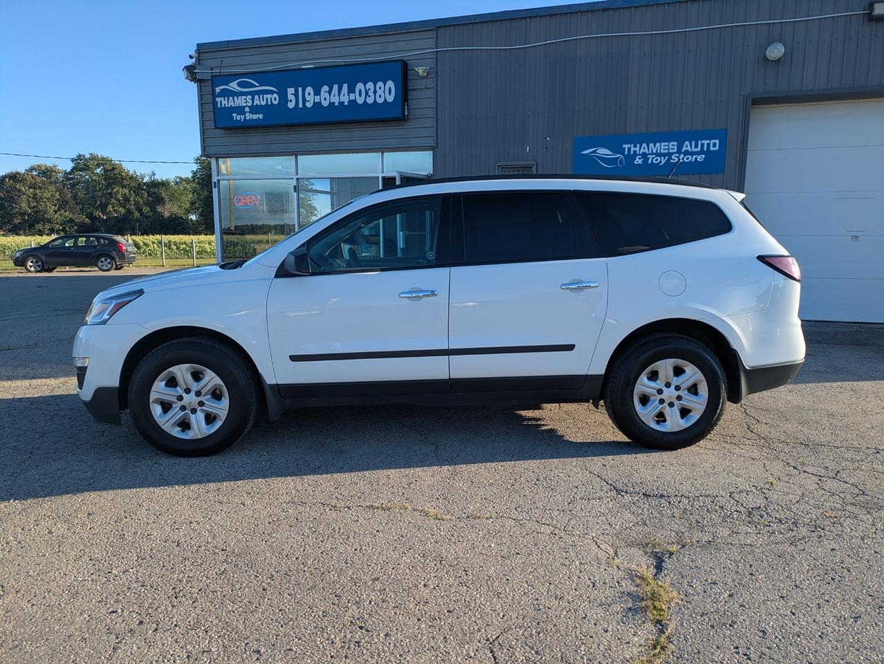 2017 Chevrolet Traverse LS AWD Photo1