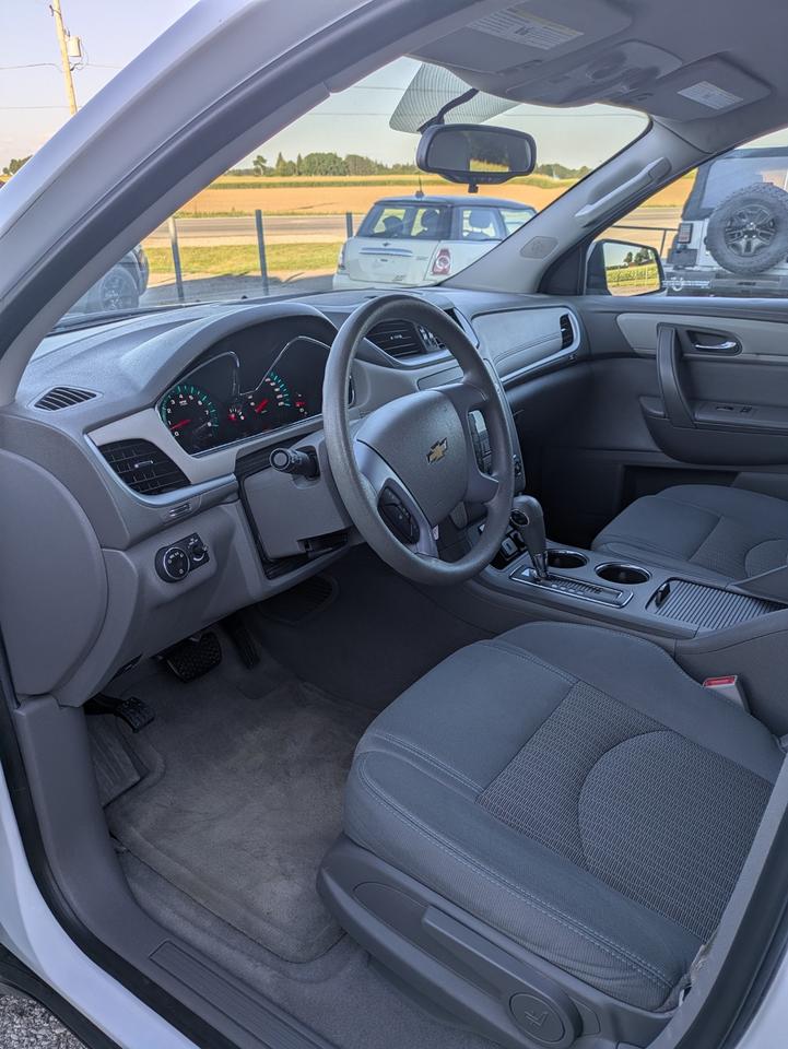 2017 Chevrolet Traverse LS AWD Photo
