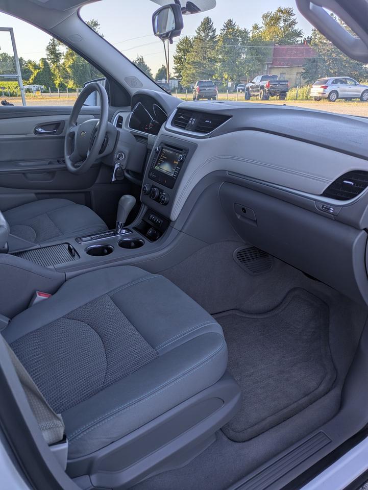 2017 Chevrolet Traverse LS AWD Photo
