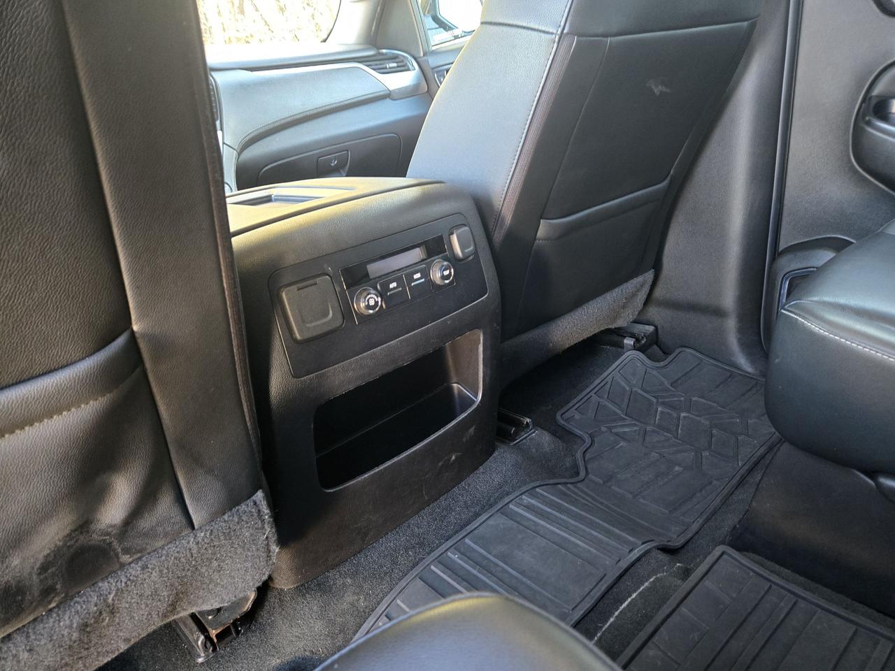 2017 Chevrolet Suburban LT Photo