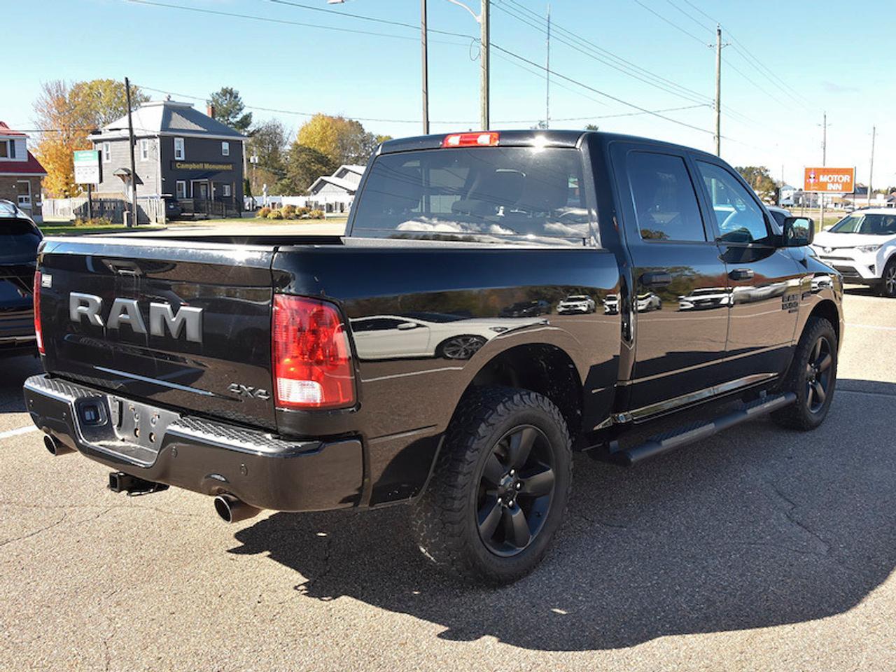 2022 RAM 1500 Classic EXPRESS 4X4 CREW CAB 5'7" BOX Photo2