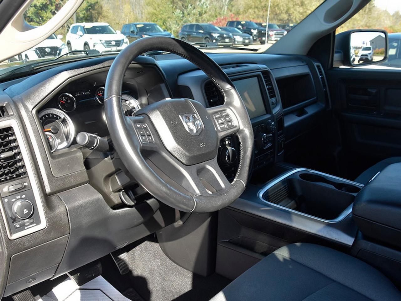 2022 RAM 1500 Classic EXPRESS 4X4 CREW CAB 5'7" BOX Photo4
