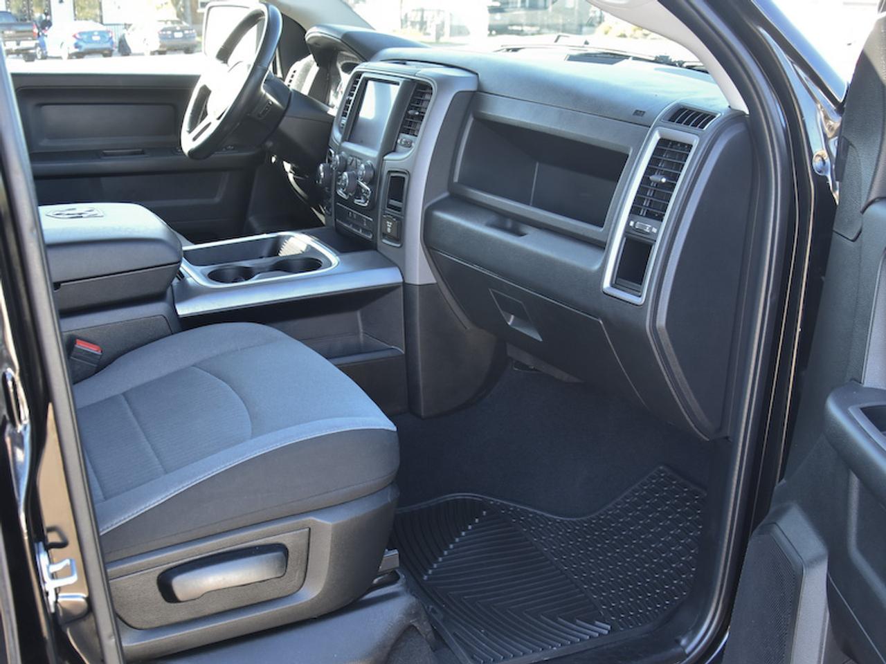2022 RAM 1500 Classic EXPRESS 4X4 CREW CAB 5'7" BOX Photo