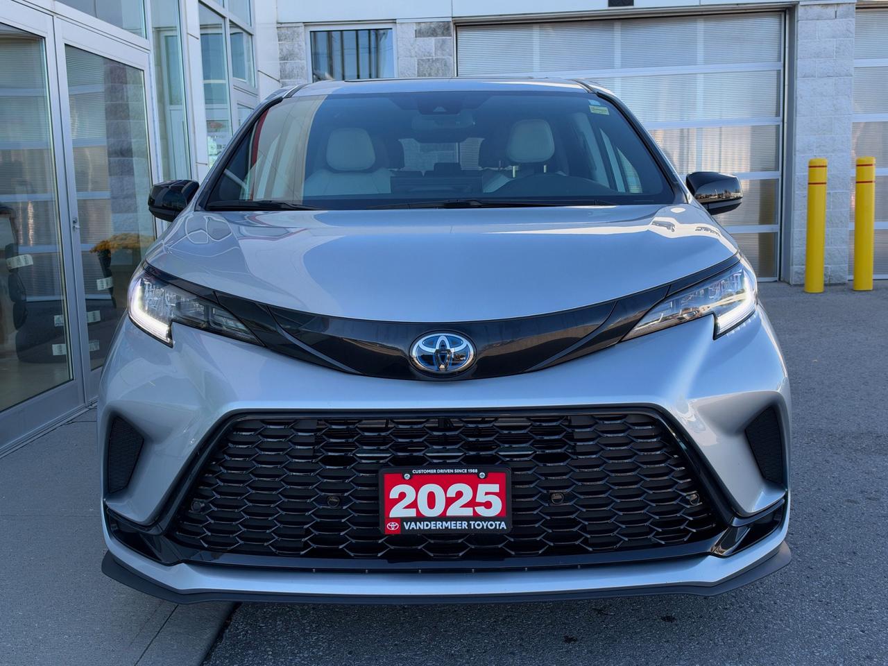 2025 Toyota Sienna XSE 7-Passenger XSE AWD! Photo