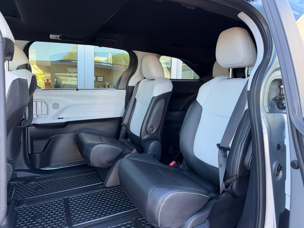 2025 Toyota Sienna XSE 7-Passenger XSE AWD! Photo