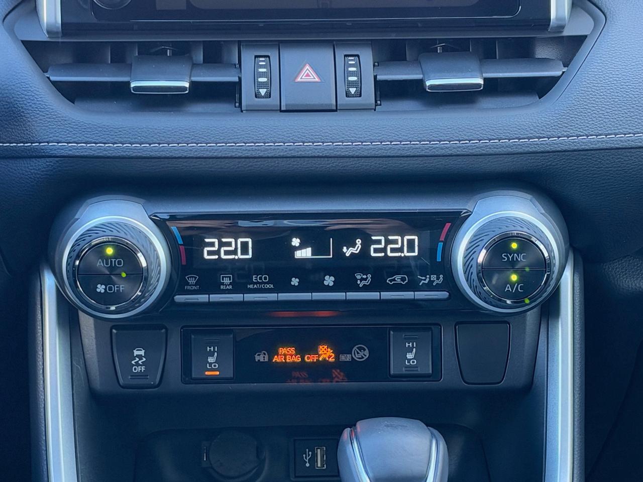 2025 Toyota RAV4 Hybrid HYBRID XLE PREMIUM! Photo