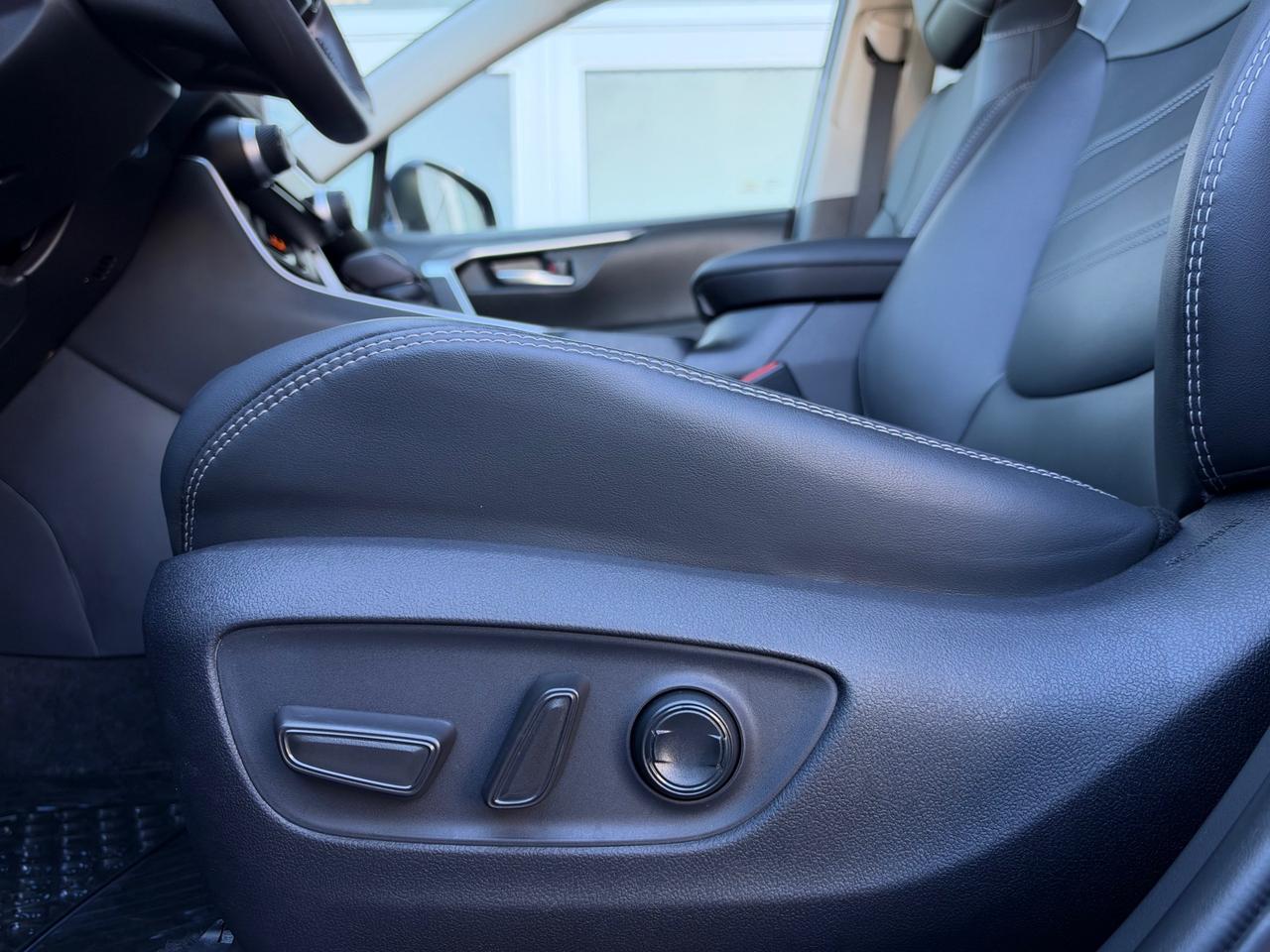 2025 Toyota RAV4 Hybrid HYBRID XLE PREMIUM! Photo