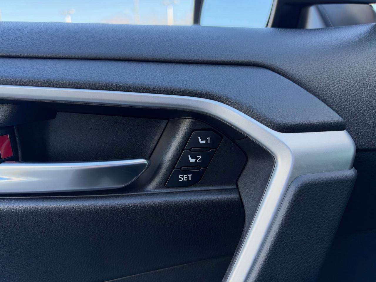 2025 Toyota RAV4 Hybrid HYBRID XLE PREMIUM! Photo