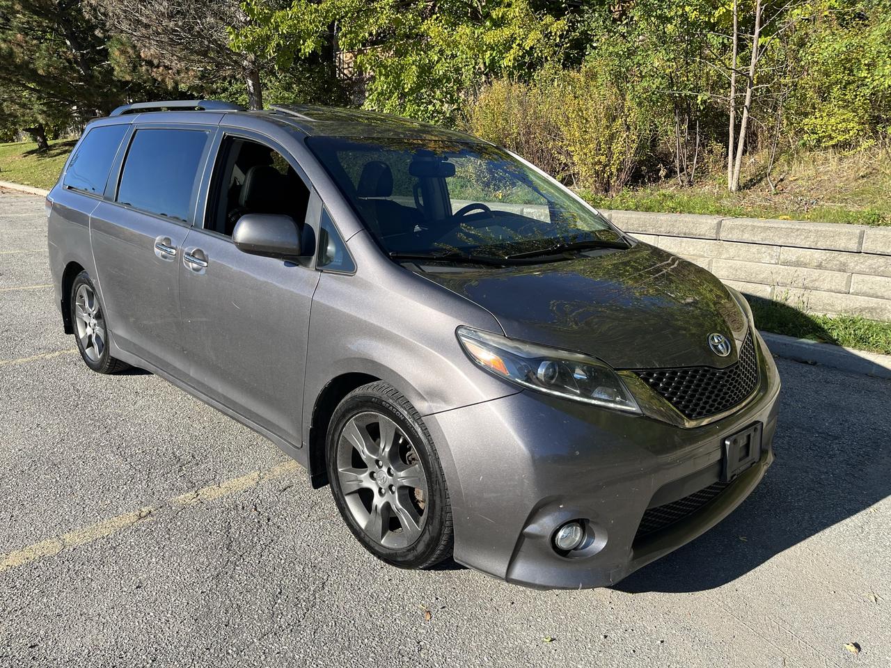 2016 Toyota Sienna SE-1 LOCAL OWNER! LEATHER/MOONROOF/DVD/GPS**LOADED - Photo #1