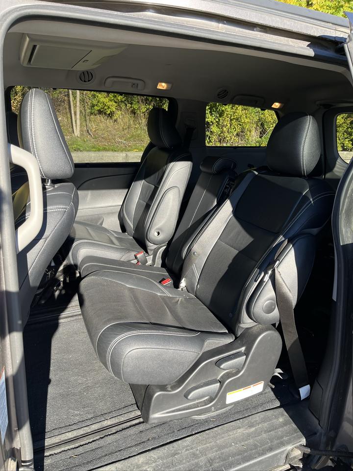2016 Toyota Sienna SE-1 LOCAL OWNER! 8 PASS./LEATHER/MOONROOF/DVD/GPS**LOADED Photo