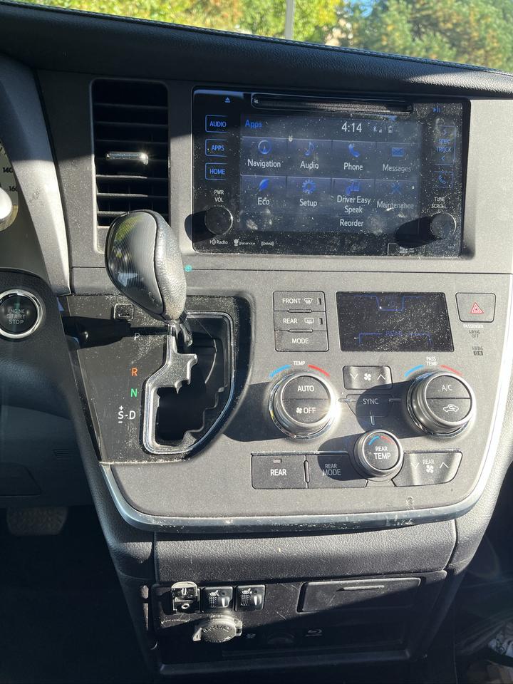 2016 Toyota Sienna SE-1 LOCAL OWNER! 8 PASS./LEATHER/MOONROOF/DVD/GPS**LOADED Photo