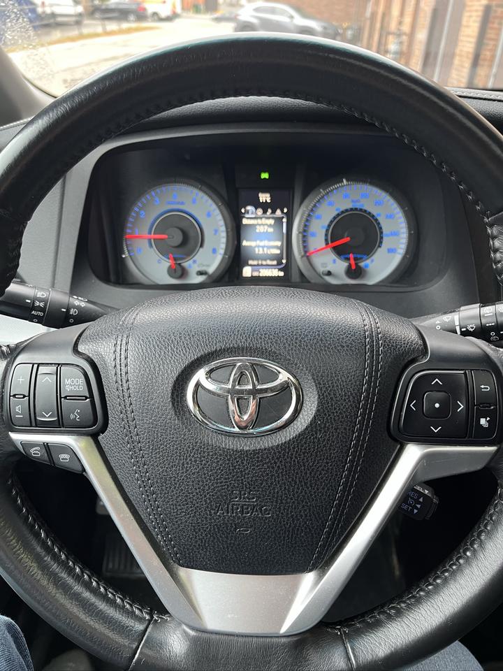 2016 Toyota Sienna SE-1 LOCAL OWNER! 8 PASS./LEATHER/MOONROOF/DVD/GPS**LOADED Photo